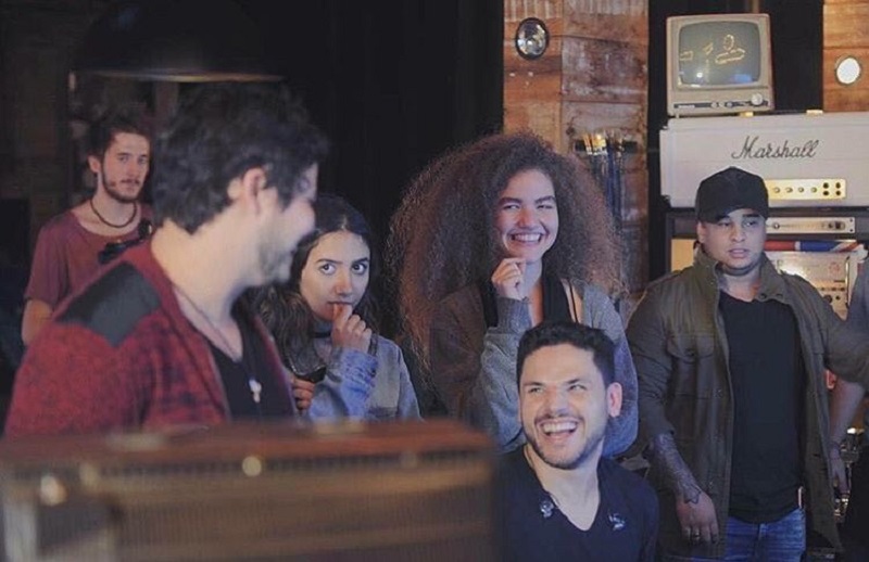 anavitória e matheus & kauan durante gravações da música 'Fica'