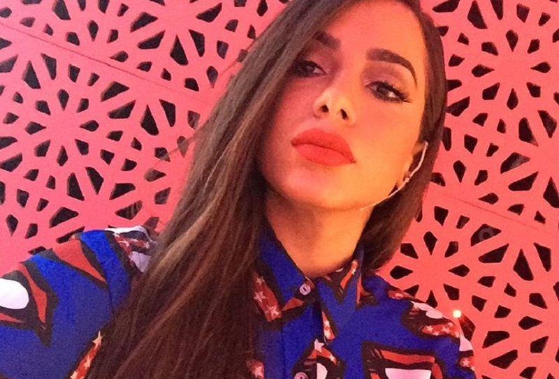 Anitta em selfie com batom vermelho