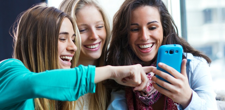 amigas-meninas-crush no WhatsApp-risadas-celular