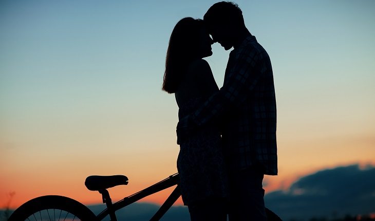 Arrase com 20 dicas de beijo / mitos sobre o primeiro beijo
