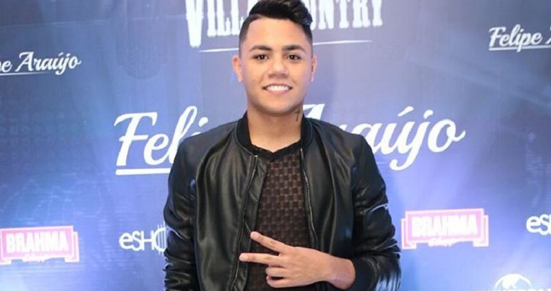 Felipe Araújo em seu show no Villa Country