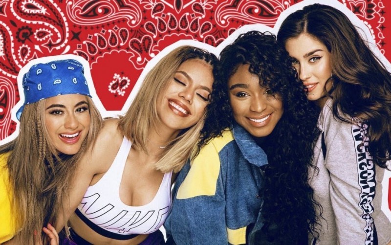Meninas do fifthy harmony usando roupas típicas dos anos 90