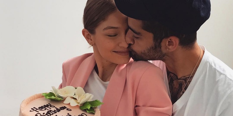 Gigi Hadid segurando seu bolo de aniversário e Zayn