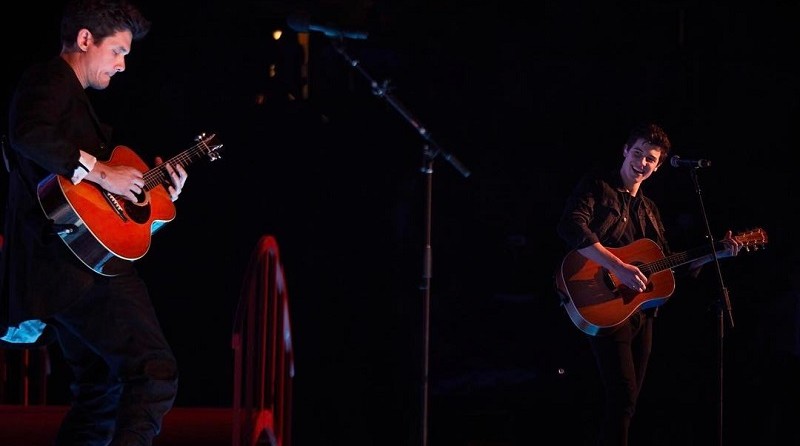 John Mayer e Shawn Mendes cantando juntos