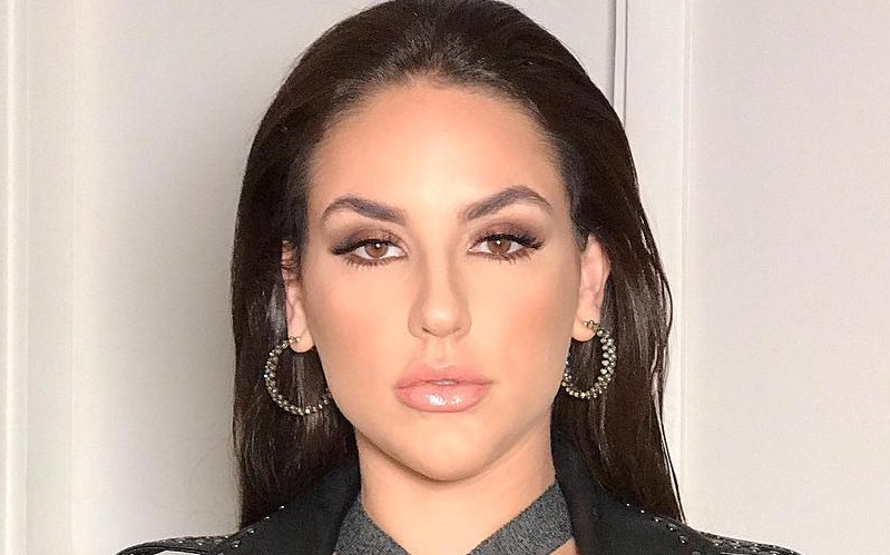 youtuber kefera usando vestido cinza