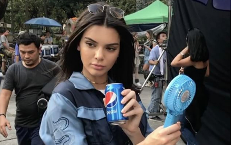 Kendall Jenner estrelando novo comercial da Pepsi