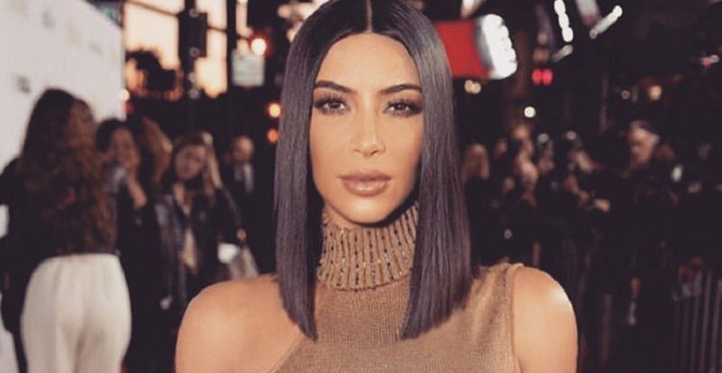 Kim Kardashian posa para foto usando vestido nude em tapete vermelho