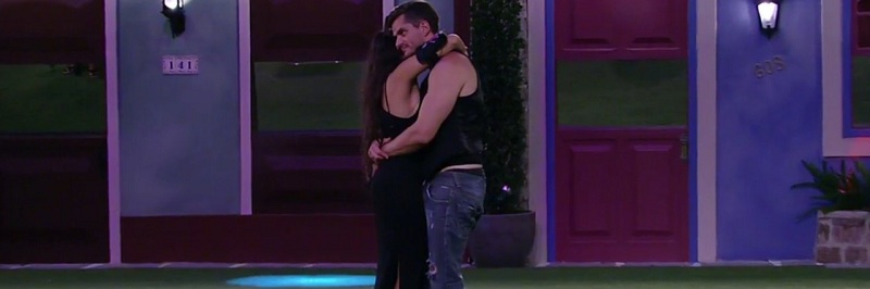 Emilly e Marcos do BBB abraçados no prgrama