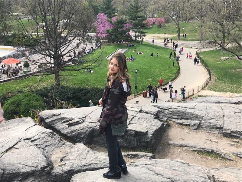 Maria Cavalcante em pé no Central Park