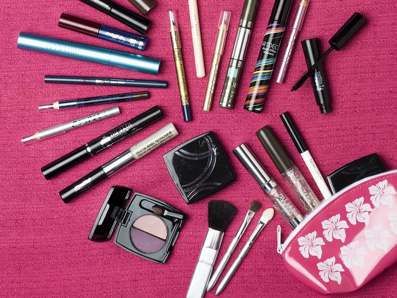 Necessaire bem equipada com maquiagens e produtos de beleza