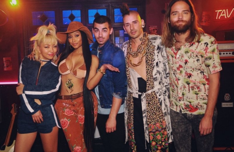 nicki minaj e dnce posam juntos pela música kissing strangers