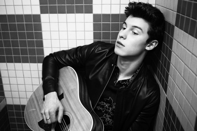 Shawn Mendes tocando violão