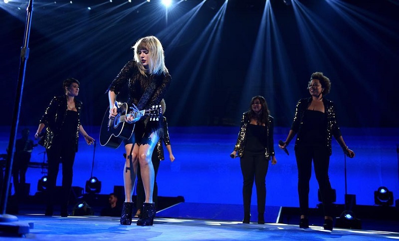 Taylor Swift performando no Superbowl