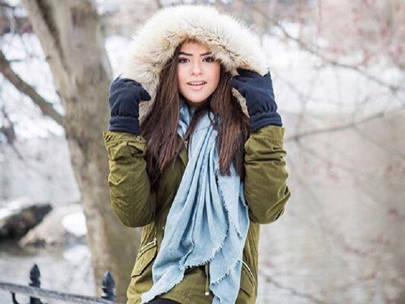 Maísa de blusa de frio com capuz