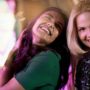 Amigas felizes em festa