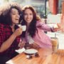 Amigas bebendo leite com café