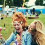 Amigas tomando sorvete felizes