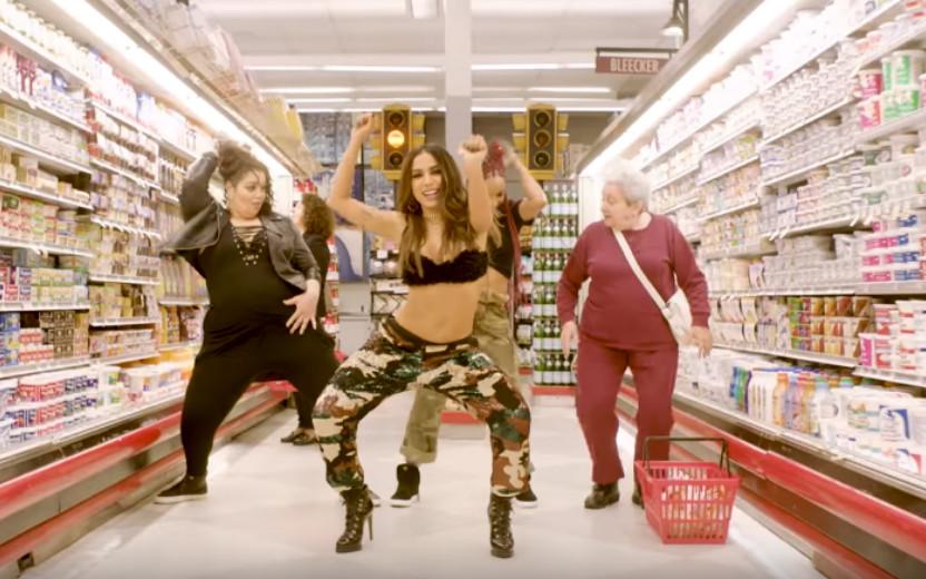 Anitta em clipe de Paradinha