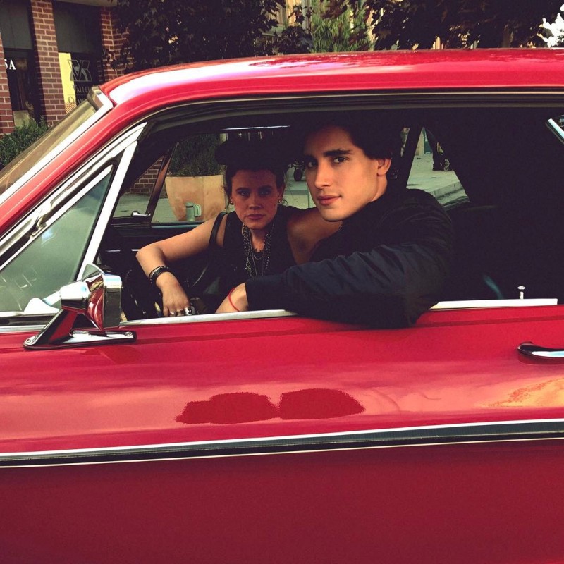 Henry Zaga dentro do carro vermelho do personagem Tony, de 13 Reasons Why