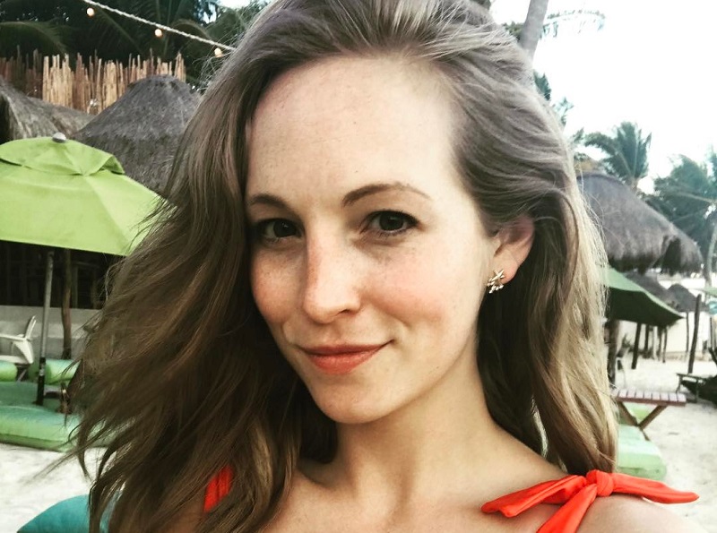 Candice King usa maio vermelho