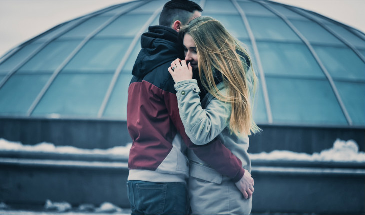 casal abraçado