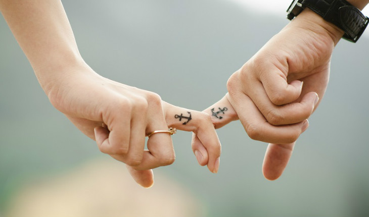 casal de mãos dadas