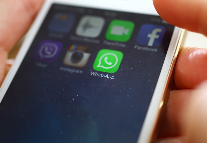 Celular na mão com aplicativo do whatsapp