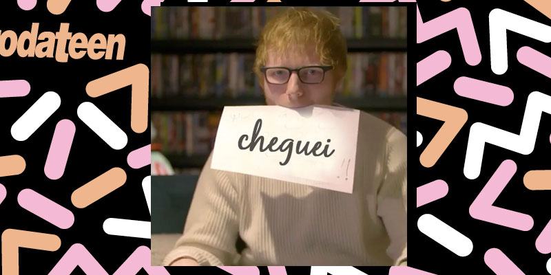 Ed sheeran segura plaquinha que diz "cheguei"