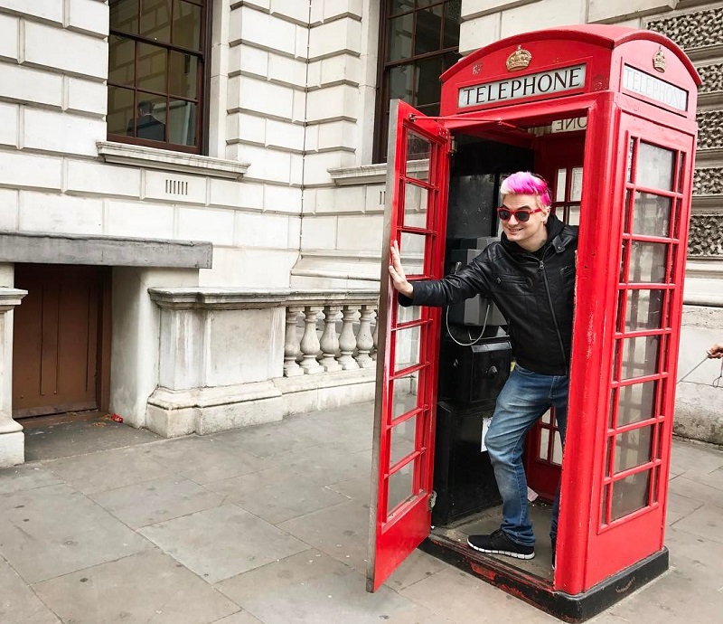 Felipe Neto saindo de uma cabine telefônica em londres