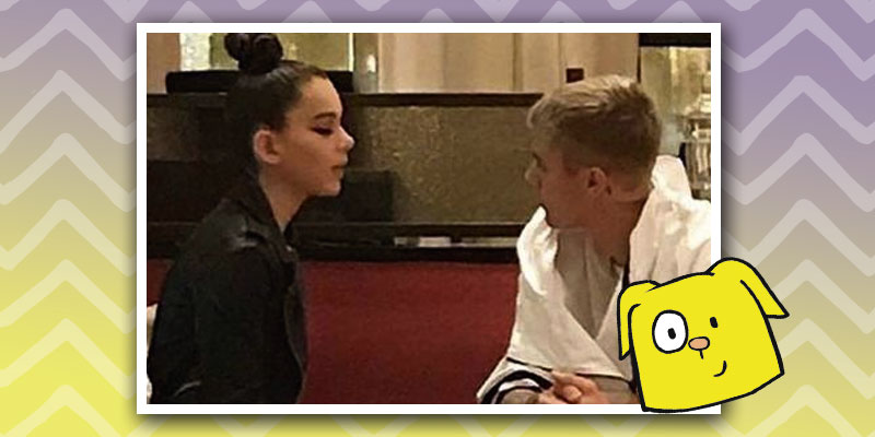 justin bieber e hailee sentados um em frente ao outro