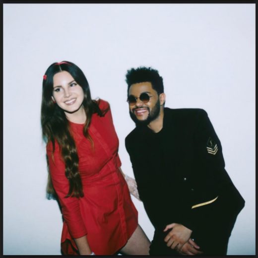 Lana Del Rey usando vestido vermelho e the weeknd
