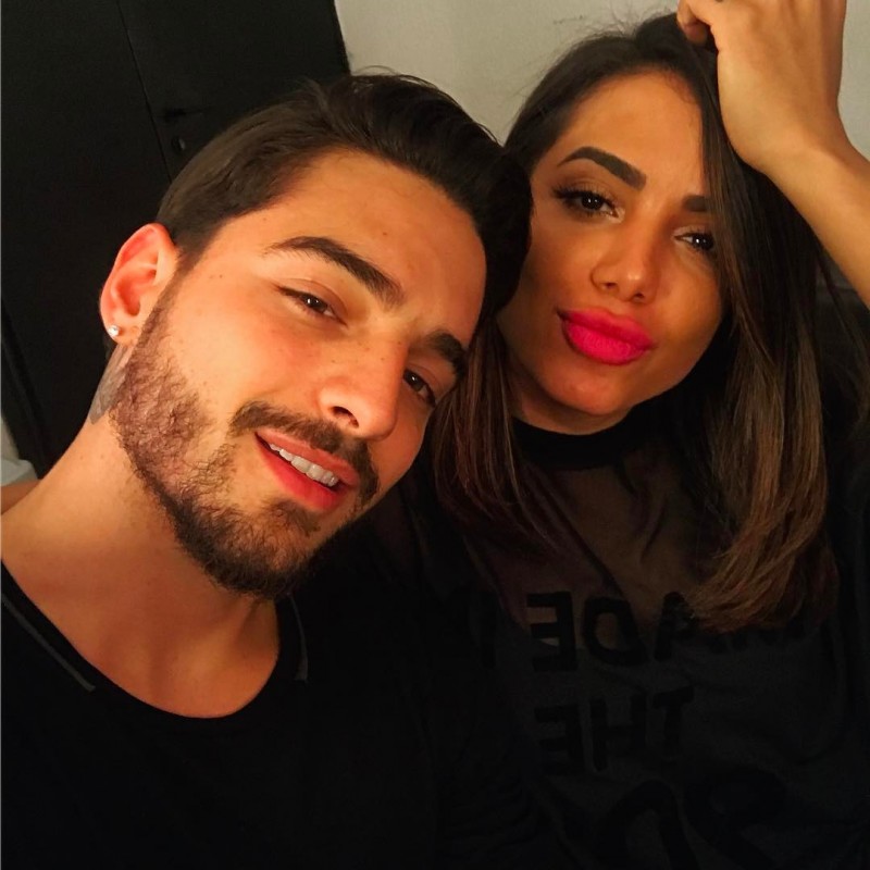 Maluma e Anitta posam próximos um do outro para foto usando roupas pretas