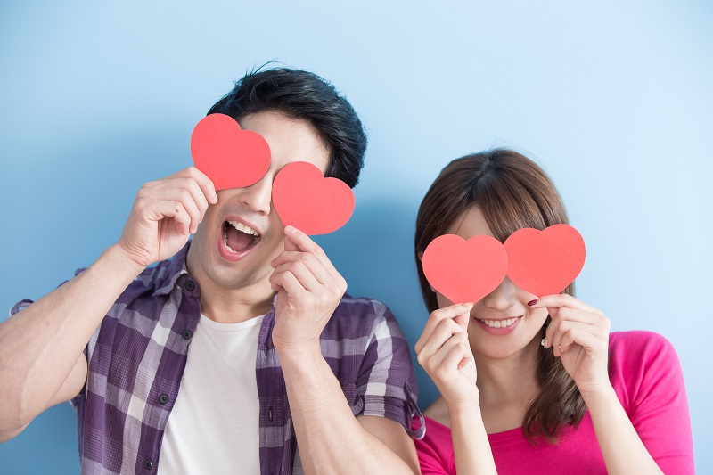 presente para o namorado de cada signo - Casal com dedenho de coração nos olhos