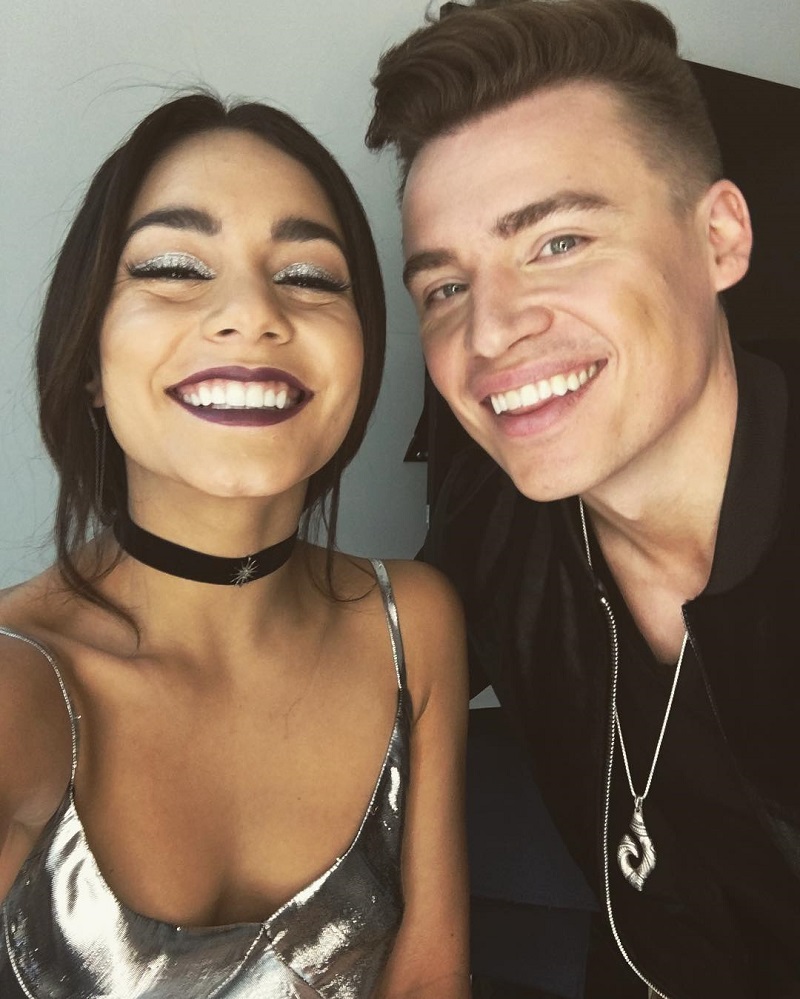 Shawn Hook e Vanessa Hudges sorrindo
