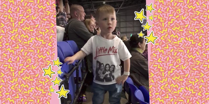 menininho usando camiseta branca com estrelas em volta e fundo rosa estrelado