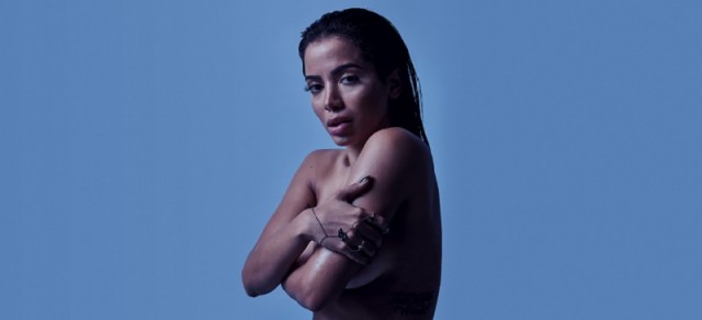 Anitta nua com os traços cruzados sobre os seios em ensaio da revista trip