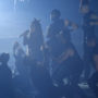 Ariana grande dançando e cantando, ao lado de bailarinos, todos vestidos de preto