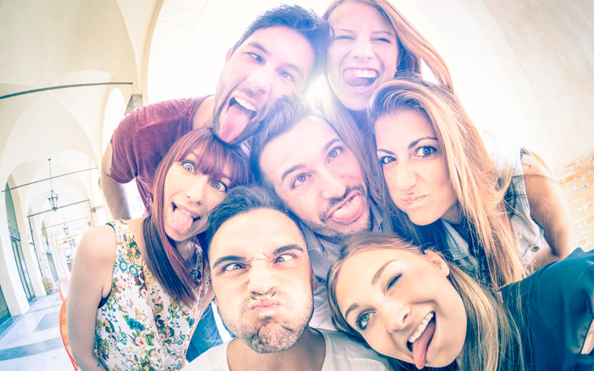 amigos-férias-homens-mulheres