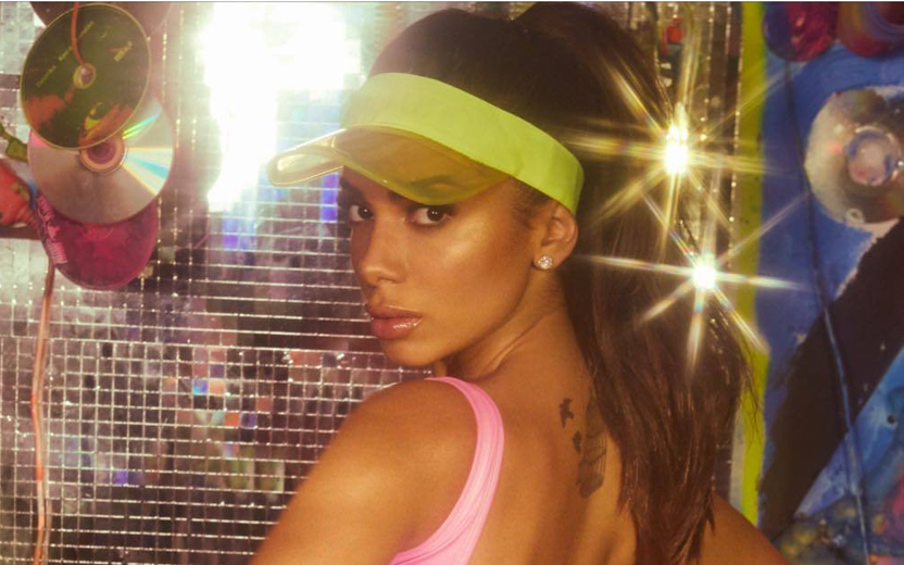anitta usando maiô rosa e viseira verde