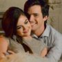 Aria e Ezra abraçados e sorrindo