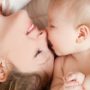 Bebê ao lado da mãe