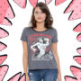 mulher usando camiseta cinza da mulher maravilha
