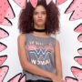 mulher usando camiseta regata cinza da mulher maravilha