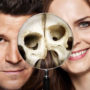personagens principais de bones segurando uma lupa