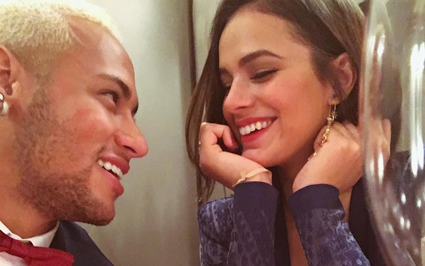 Neymar olhando para Bruna Marquezine, que sorri, Neymar e Bruna