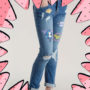 calça jeans azul com ícones da mulher maravilha