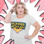 mulher usando camiseta branca da mulher maravilha