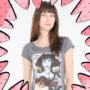 mulher usando camiseta cinza da mulher maravilha