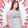 mulher usando camiseta cinza da mulher maravilha