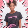 mulher usando camiseta cinza da mulher maravilha